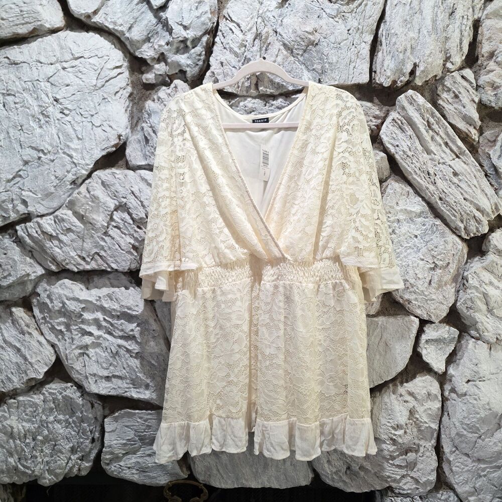 Torrid Women's Floral Lace Ivory V-Neck Blouse Peplum Size: 4 Bell Sleeve